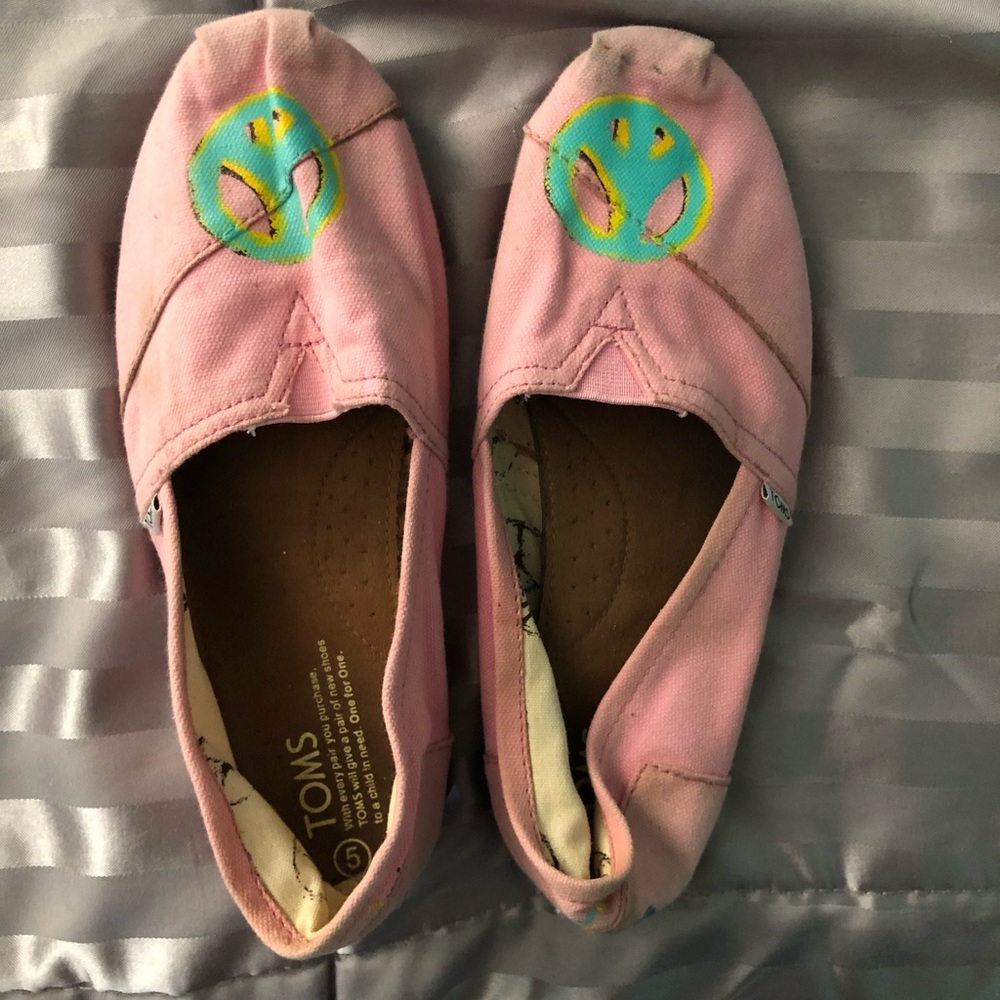 Women’s “peace will win” TOMS